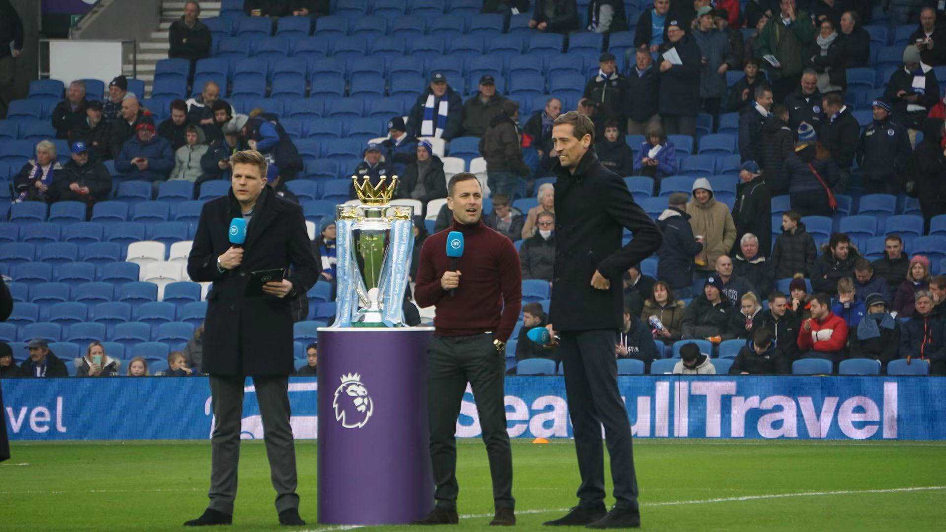 对一名年轻 对一名年轻